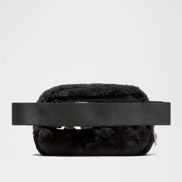Lululemon limited edition black plush fleece belt bag - Picture 13 of 16